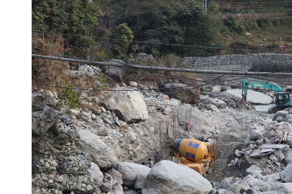 गायत्री मन्दिर क्षेत्रमा कटान रोकथाम गर्न थालियो काम